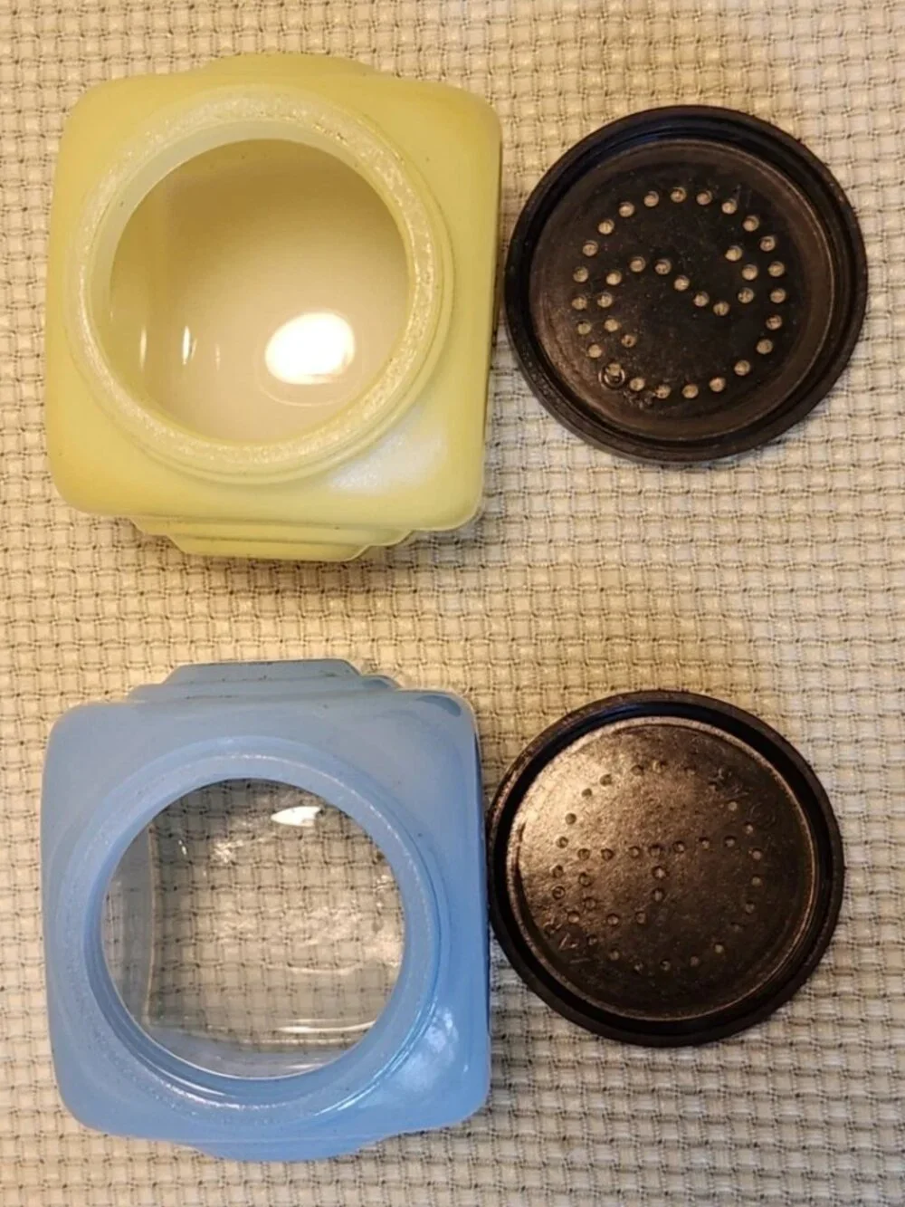 1930s McKee Roman Arch Salt Pepper Shakers Yellow/Blue Bakelite ZAY Lids J-37 - Picture 15 of 16